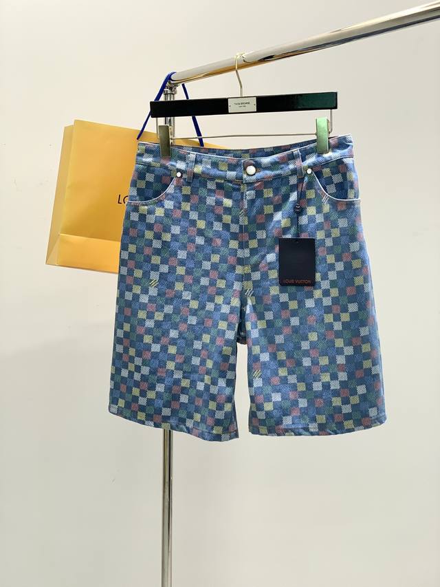 一套 Louisvuitton 路易威登，2025春夏最新款，专柜同步有售，原单狠货，时尚休闲套装，上身很有特点！吸睛而有亮点，进口原版面料，顶级印花工艺字母图