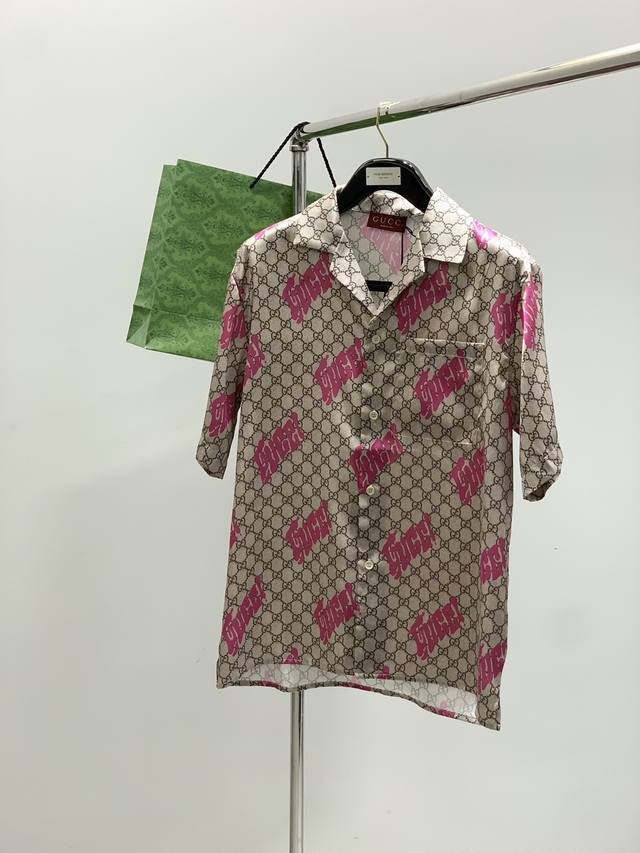 一套 Gucci 古驰，2025夏季最新款，专柜同步有售，原单狠货，时尚休闲套装，上身很有特点！吸睛而有亮点，进口原版面料，顶级印花工艺字母图案装饰Logo，简