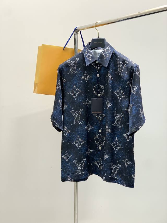 一套 Louisvuitton 路易威登，2025夏季最新款，专柜同步有售，原单狠货，时尚休闲套装，上身很有特点！吸睛而有亮点，进口原版面料，顶级印花工艺字母图
