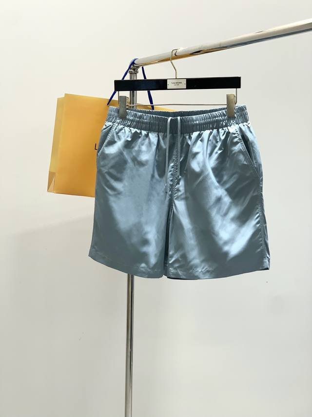 Louisvuitton 路易威登，2025夏季最新款，专柜同步有售，原单狠货，时尚休闲短裤，上身很有特点！吸睛而有亮点，进口原版面料，顶级印花工艺字母图案装饰