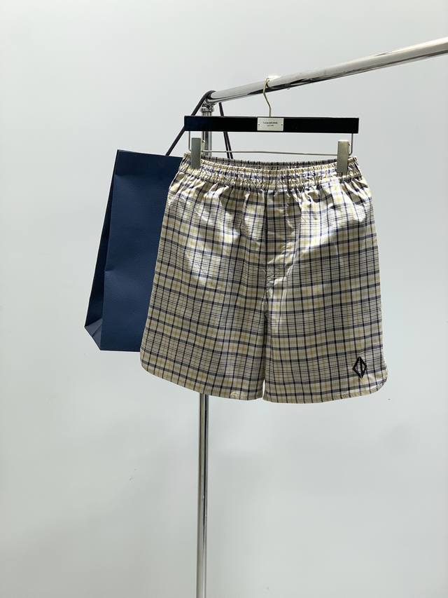 Dior 迪奥， 2025夏季新品，专柜同步有售，简约时尚休闲短裤，原版进口面料，舒适透气，顶级刺绣工艺字母图案装饰Logo，原版五金辅料装饰，档次极高，独特设