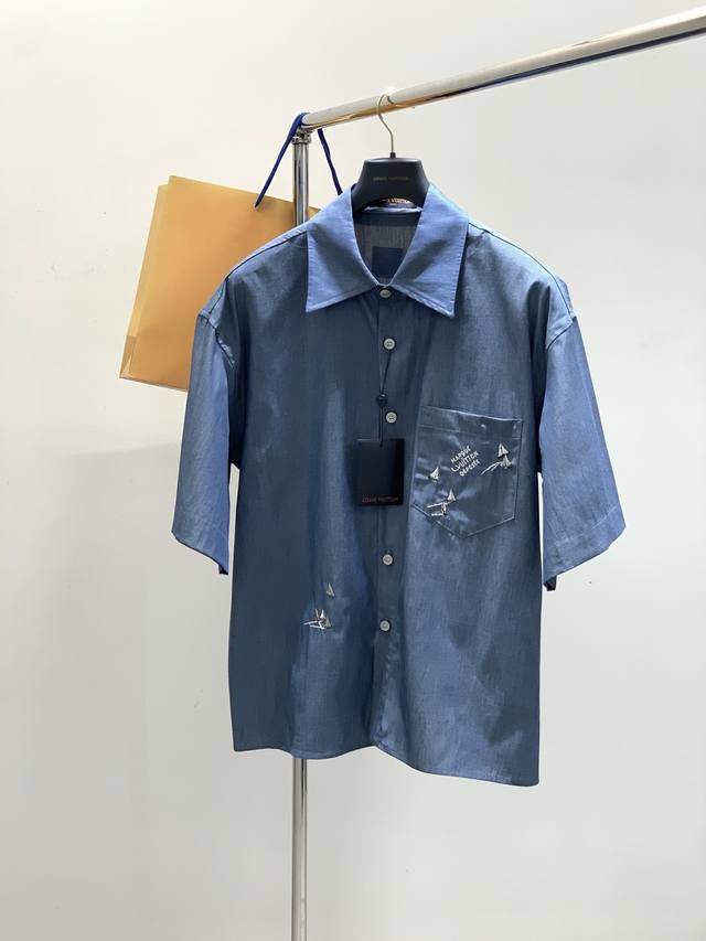 一套 Louisvuitton 路易威登，2025夏季最新款，专柜同步有售，原单狠货，时尚休闲套装，上身很有特点！吸睛而有亮点，进口原版面料，顶级珠绣工艺字母图