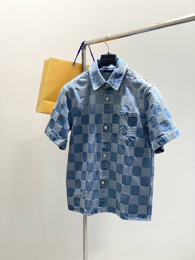 一套 Louisvuitton 路易威登，2025夏季最新款，专柜同步有售，原单狠货，时尚休闲牛仔套装，上身很有特点！吸睛而有亮点，进口原版面料，顶级提花工艺字