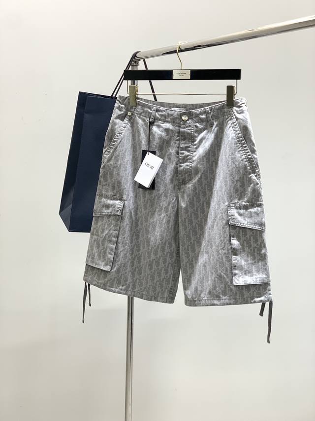 一套 Dior 迪奥， 2025夏季新品，专柜同步有售，简约时尚休闲短袖套装，原版进口面料，舒适透气，顶级印花工艺字母图案Logo，原版五金辅料装饰，档次极高，