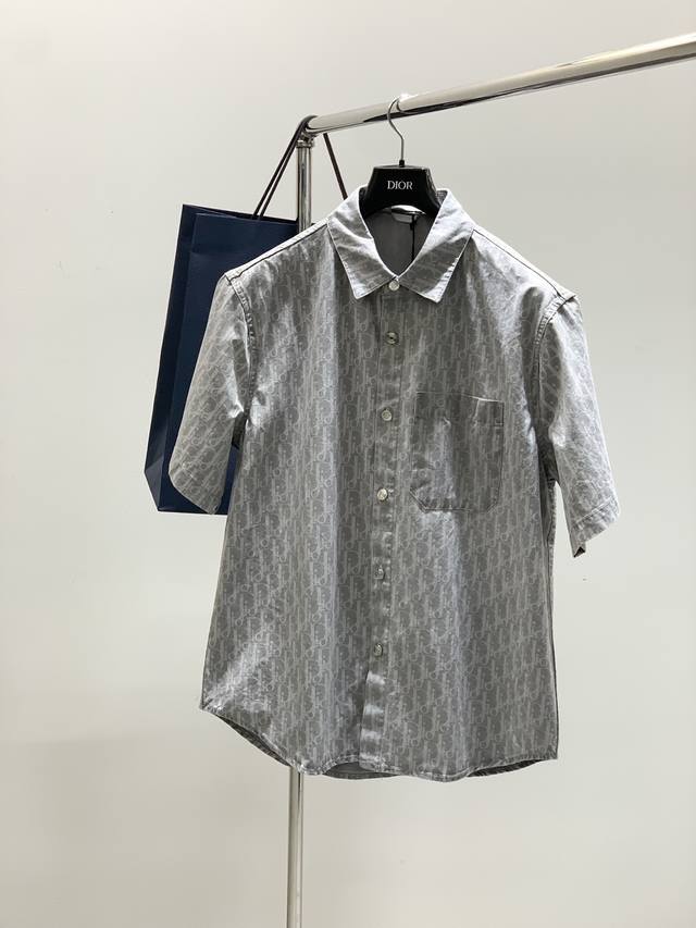 一套 Dior 迪奥， 2025夏季新品，专柜同步有售，简约时尚休闲短袖套装，原版进口面料，舒适透气，顶级印花工艺字母图案Logo，原版五金辅料装饰，档次极高，