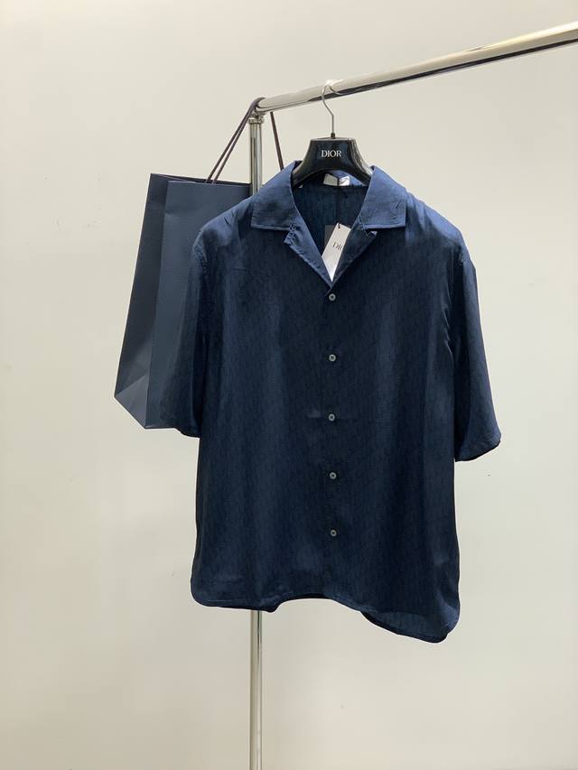 一套 Dior 迪奥， 2025夏季新品，专柜同步有售，简约时尚休闲短袖套装，原版进口面料，舒适透气，顶级印花工艺字母图案Logo，原版五金辅料装饰，档次极高，