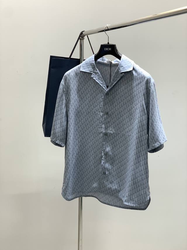 一套 Dior 迪奥， 2025夏季新品，专柜同步有售，简约时尚休闲短袖套装，原版进口面料，舒适透气，顶级印花工艺字母图案Logo，原版五金辅料装饰，档次极高，