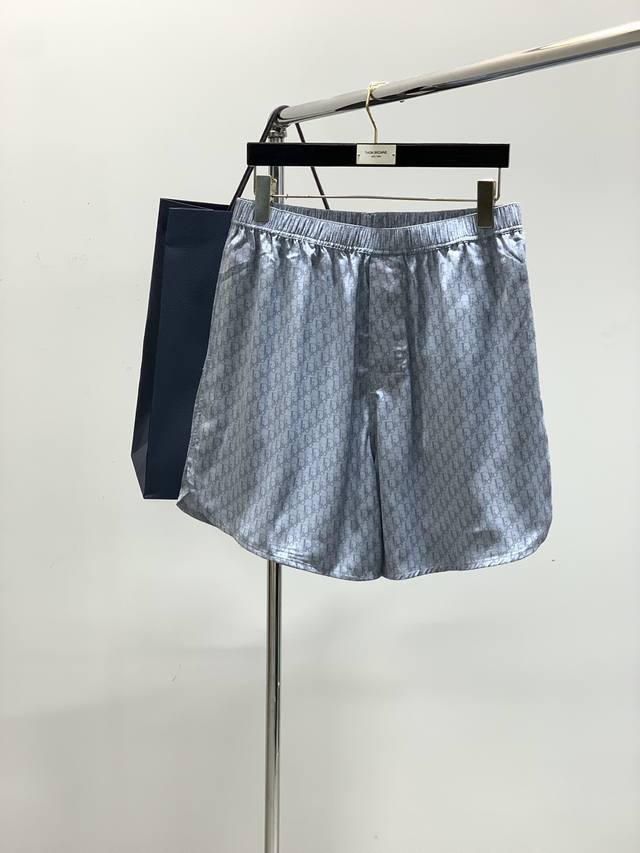 一套 Dior 迪奥， 2025夏季新品，专柜同步有售，简约时尚休闲短袖套装，原版进口面料，舒适透气，顶级印花工艺字母图案Logo，原版五金辅料装饰，档次极高，
