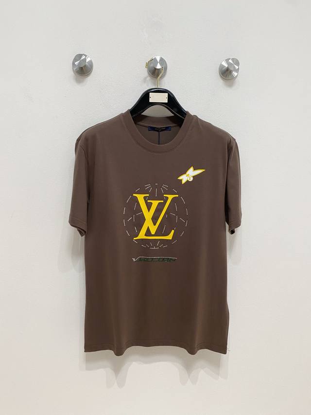 Lv 路易威登 莱恩石装饰棉质T恤 面料：15S精棉平纹面料 230G 罗纹：32S双纱螺纹 300G 本款T恤取材轻盈棉质针织，莱茵石与珠饰点睛飞机航线印花和