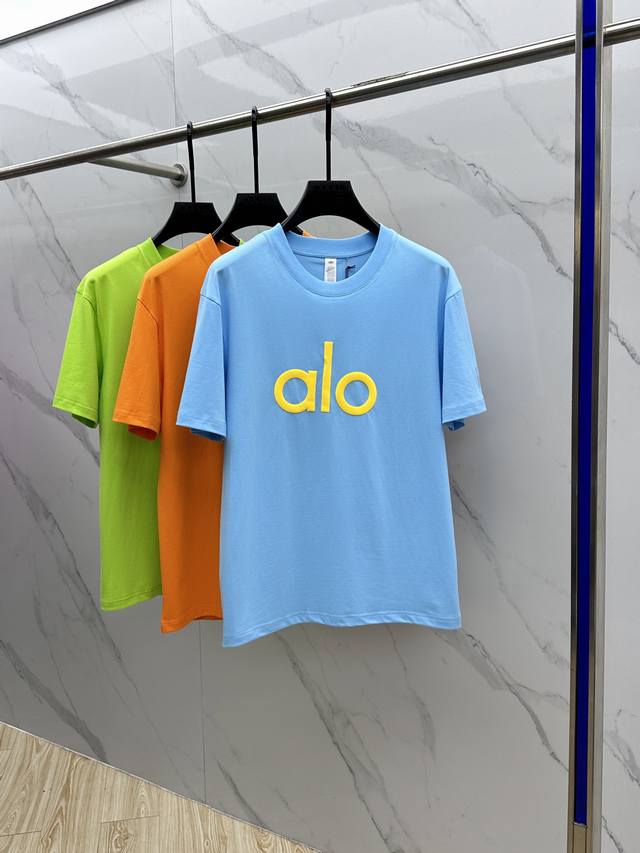 Alo 2025春夏新款首发专柜最新款短袖圆领T恤 高端订制 设计前卫时尚！品牌Logo重工艺设计 高端长绒棉面料.手感柔软.穿着舒适.专柜级别精致车线.做工精