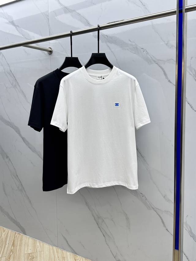 Celine*塞林 2025Fw春夏新品圆领打底外穿T恤，立体感Logo微廓形半袖纯棉打底，手感面糯有骨感，柔而有韧性。工艺处理，韧性和抗皱性能得到大幅度提高。