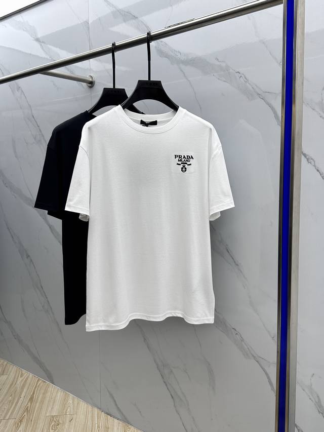 Prada 普拉达 2025春夏新款首发专柜最新款短袖圆领T恤 高端订制 设计前卫时尚！品牌Logo重工艺设计 高端定制丝光长绒棉面料.手感柔软.穿着舒适.专柜