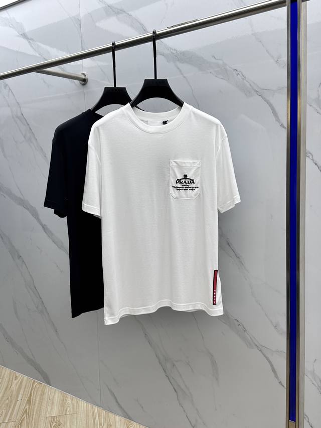 Prada*普拉达 2025春夏新款首发专柜最新款短袖圆领T恤 高端订制 设计前卫时尚！品牌Logo重工艺设计 高端定制丝光长绒棉面料.手感柔软.穿着舒适.专柜