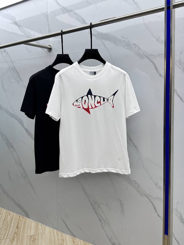 Moncler*蒙口 2025Fw春夏新品圆领打底外穿T恤，立体感Logo常规半袖纯棉打底T恤，棉，手感面糯有骨感，柔而有韧性。工艺处理，韧性和抗皱性能得到大幅