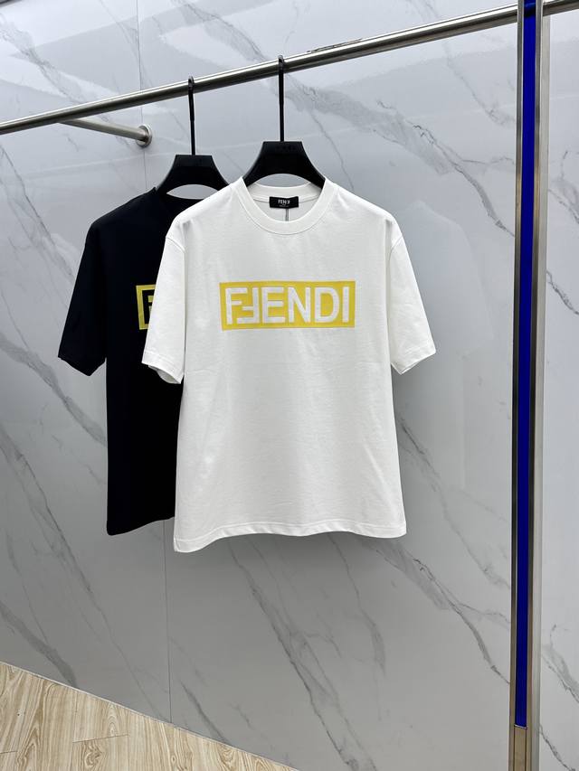 Fendi 芬迪 2025Fw春夏新品圆领打底外穿T恤，立体感Logo微廓形半袖纯棉打底，手感面糯有骨感，柔而有韧性。工艺处理，韧性和抗皱性能得到大幅度提高。微