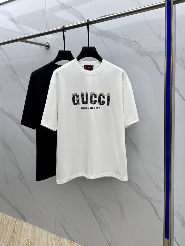 Gucci*古驰 2025Fw春夏新品圆领微阔打底外穿T恤，立体Logo印花，手感面糯有骨感，柔而有韧性。工艺处理，韧性和抗皱性能得到大幅度提高。剪裁很到位，辨