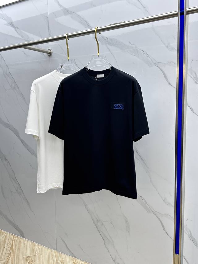 Dior*迪奥 2025Fw春夏新品圆领微阔打底外穿T恤，立体Logo贴布刺绣，手感面糯有骨感，柔而有韧性。工艺处理，韧性和抗皱性能得到大幅度提高。剪裁很到位，