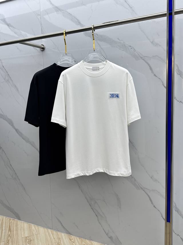 Dior*迪奥 2025Fw春夏新品圆领微阔打底外穿T恤，立体Logo贴布刺绣，手感面糯有骨感，柔而有韧性。工艺处理，韧性和抗皱性能得到大幅度提高。剪裁很到位，