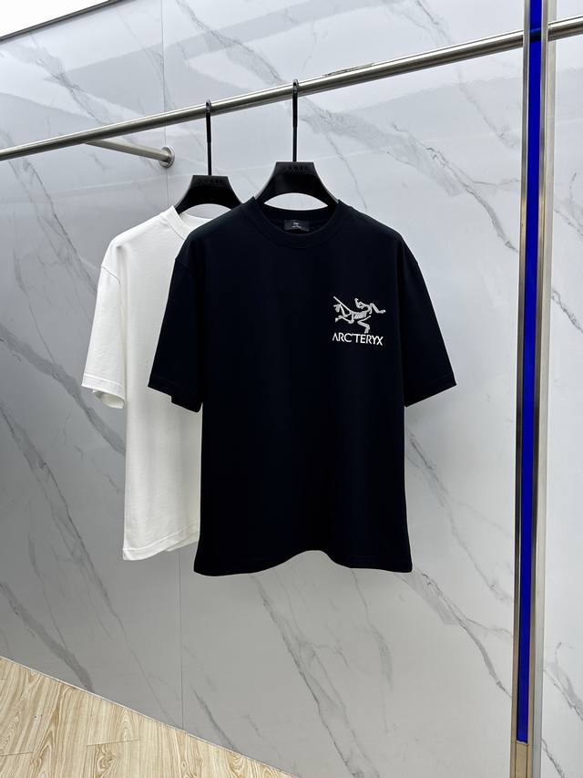 Arc*始祖鸟 2025Fw春夏新品圆领微阔打底外穿T恤，立体Logo印花，手感面糯有骨感，柔而有韧性。工艺处理，韧性和抗皱性能得到大幅度提高。剪裁很到位，辨识