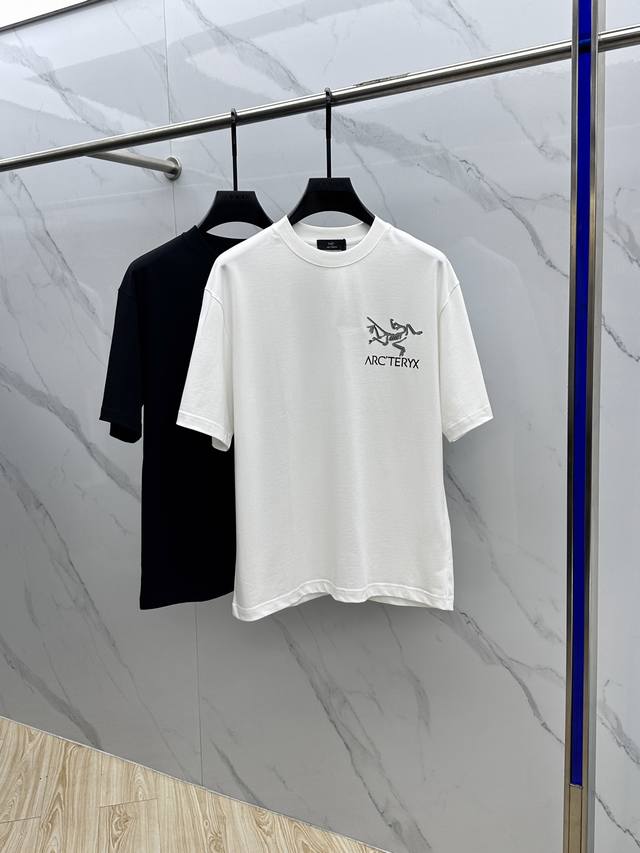 Arc*始祖鸟 2025Fw春夏新品圆领微阔打底外穿T恤，立体Logo印花，手感面糯有骨感，柔而有韧性。工艺处理，韧性和抗皱性能得到大幅度提高。剪裁很到位，辨识