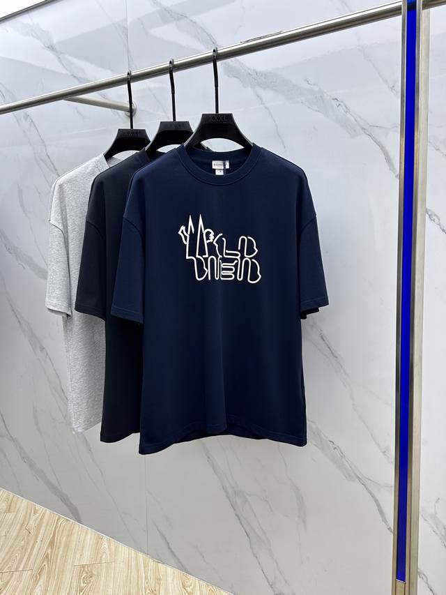 Moncler*蒙口 2025Fw春夏新品圆领打底外穿T恤，立体感Logo微廓形半袖，活性纯棉打底T恤，棉，手感面糯有骨感，柔而有韧性。工艺处理，韧性和抗皱性能