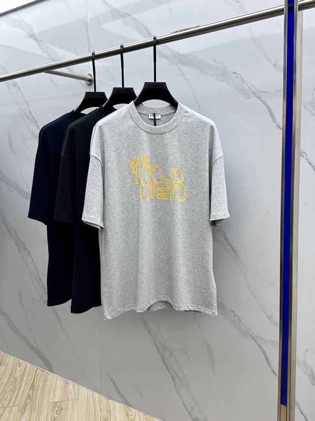 Moncler*蒙口 2025Fw春夏新品圆领打底外穿T恤，立体感Logo微廓形半袖，活性纯棉打底T恤，棉，手感面糯有骨感，柔而有韧性。工艺处理，韧性和抗皱性能