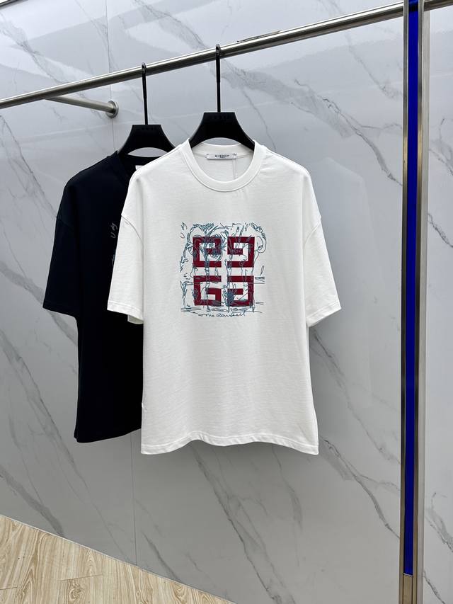 Givenchy*纪梵希 2025Fw春夏新品圆领打底外穿T恤，立体感Logo微廓形半袖，活性纯棉打底T恤，棉，手感面糯有骨感，柔而有韧性。工艺处理，韧性和抗皱