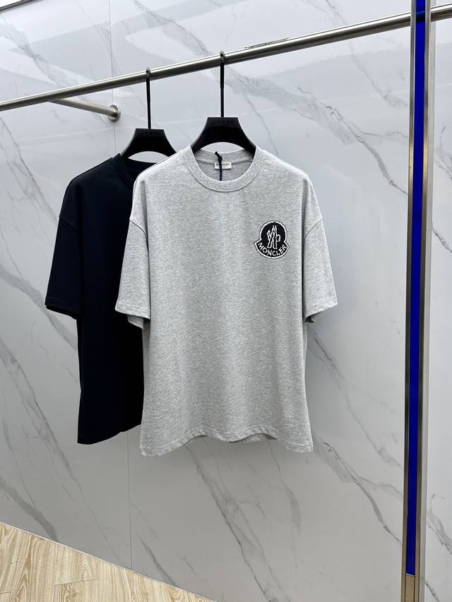 Moncler*蒙口 2025Fw春夏新品圆领打底外穿T恤，立体感Logo微廓形半袖，活性纯棉打底T恤，棉，手感面糯有骨感，柔而有韧性。工艺处理，韧性和抗皱性能