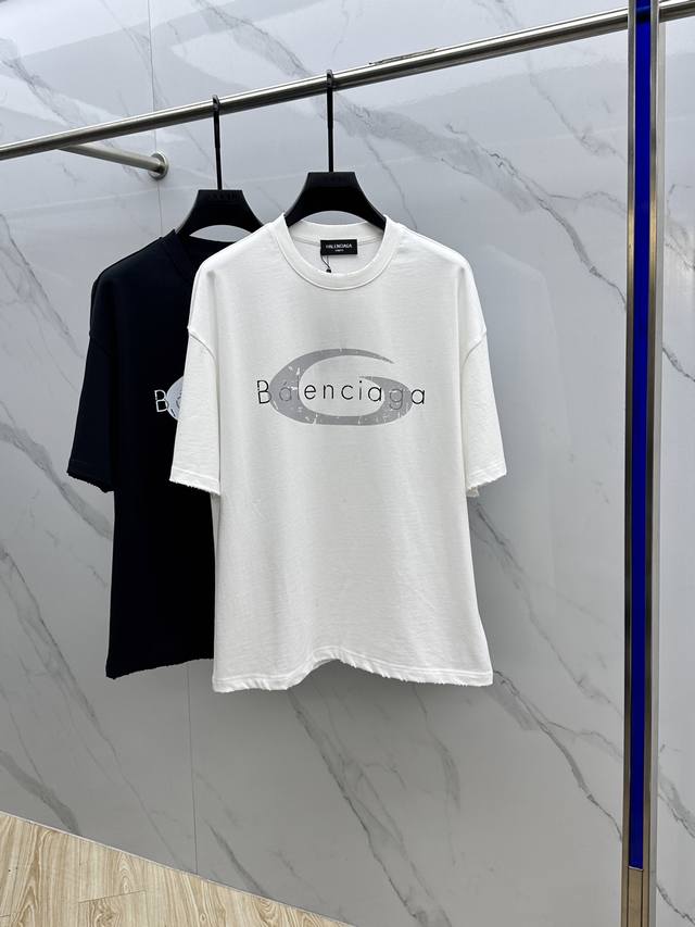 Balenciaga*巴黎 2025Fw春夏新品圆领打底外穿T恤，立体感Logo微廓形半袖，活性纯棉打底T恤，棉，手感面糯有骨感，柔而有韧性。工艺处理，韧性和抗