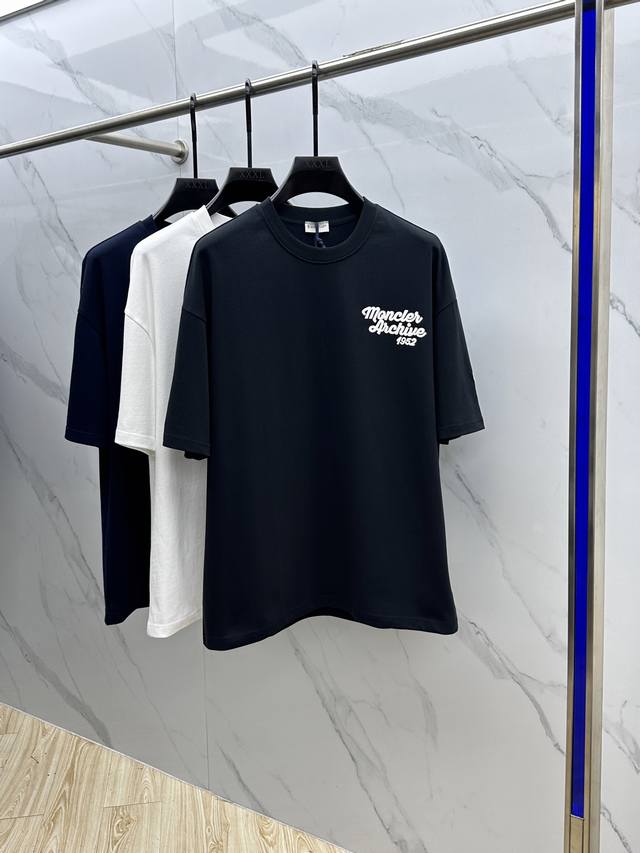 Moncler*蒙口 2025Fw春夏新品圆领打底外穿T恤，立体感Logo微廓形半袖，活性纯棉打底T恤，棉，手感面糯有骨感，柔而有韧性。工艺处理，韧性和抗皱性能