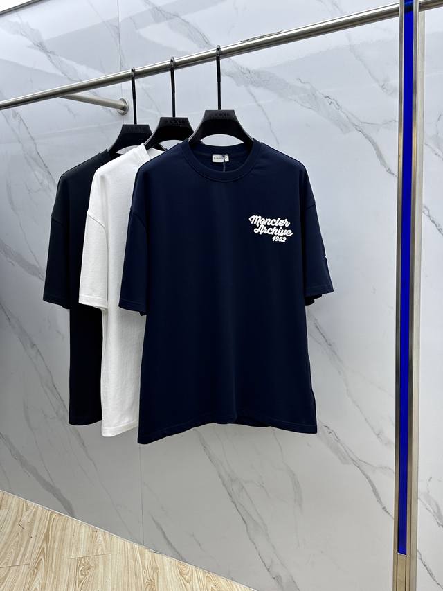 Moncler*蒙口 2025Fw春夏新品圆领打底外穿T恤，立体感Logo微廓形半袖，活性纯棉打底T恤，棉，手感面糯有骨感，柔而有韧性。工艺处理，韧性和抗皱性能