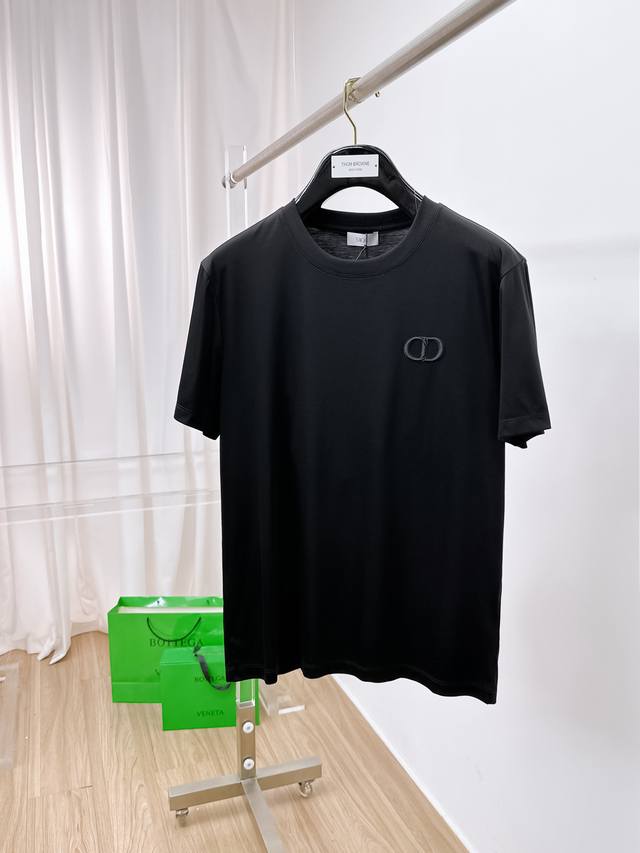 迪奥 2025春夏新款首发专柜最新款圆领短袖 高端订制 设计前卫时尚！品牌Logo重工艺设计 高端定制100支双面丝光棉面料.手感柔软.穿着舒适.专柜级别精致车