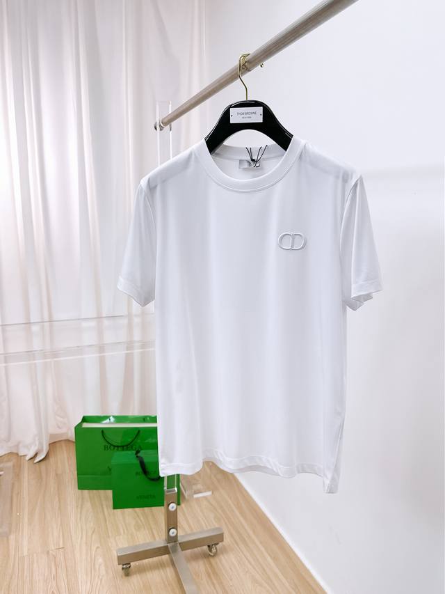 迪奥 2025春夏新款首发专柜最新款圆领短袖 高端订制 设计前卫时尚！品牌Logo重工艺设计 高端定制100支双面丝光棉面料.手感柔软.穿着舒适.专柜级别精致车