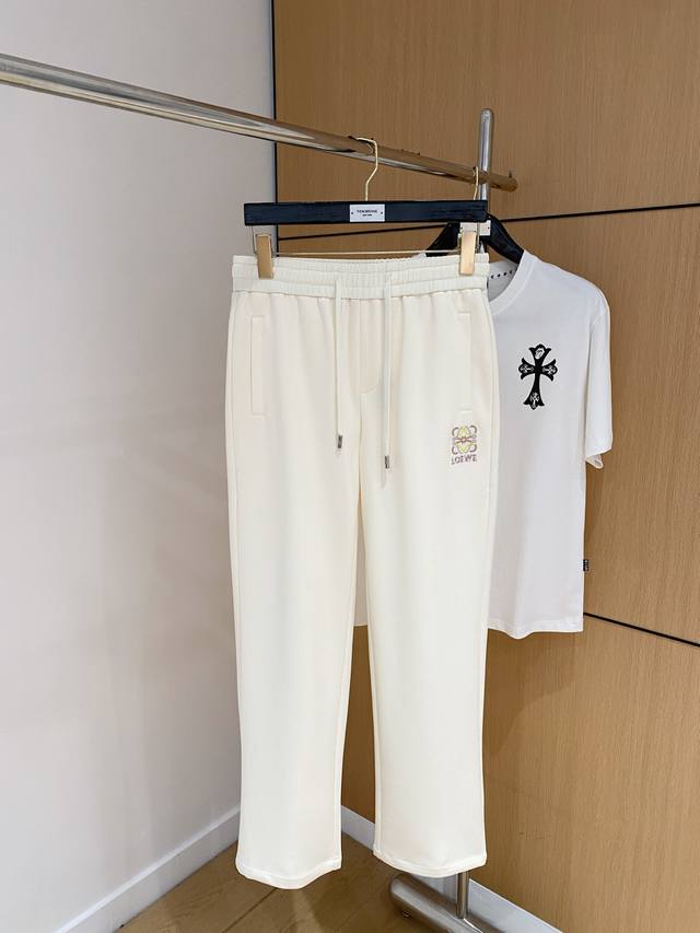 罗意威 新品 25Ss夏季新款休闲裤.定制铜氨丝空气层混纺面料，抗皱不粘灰抗静电，面料柔软舒适有垂感.立挺上身有型、立体裁剪设计拉长腿部线条，显高显瘦.松紧腰带