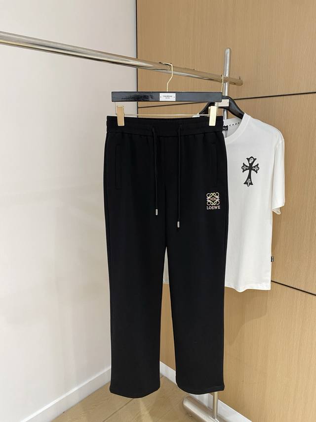 罗意威 新品 25Ss夏季新款休闲裤.定制铜氨丝空气层混纺面料，抗皱不粘灰抗静电，面料柔软舒适有垂感.立挺上身有型、立体裁剪设计拉长腿部线条，显高显瘦.松紧腰带