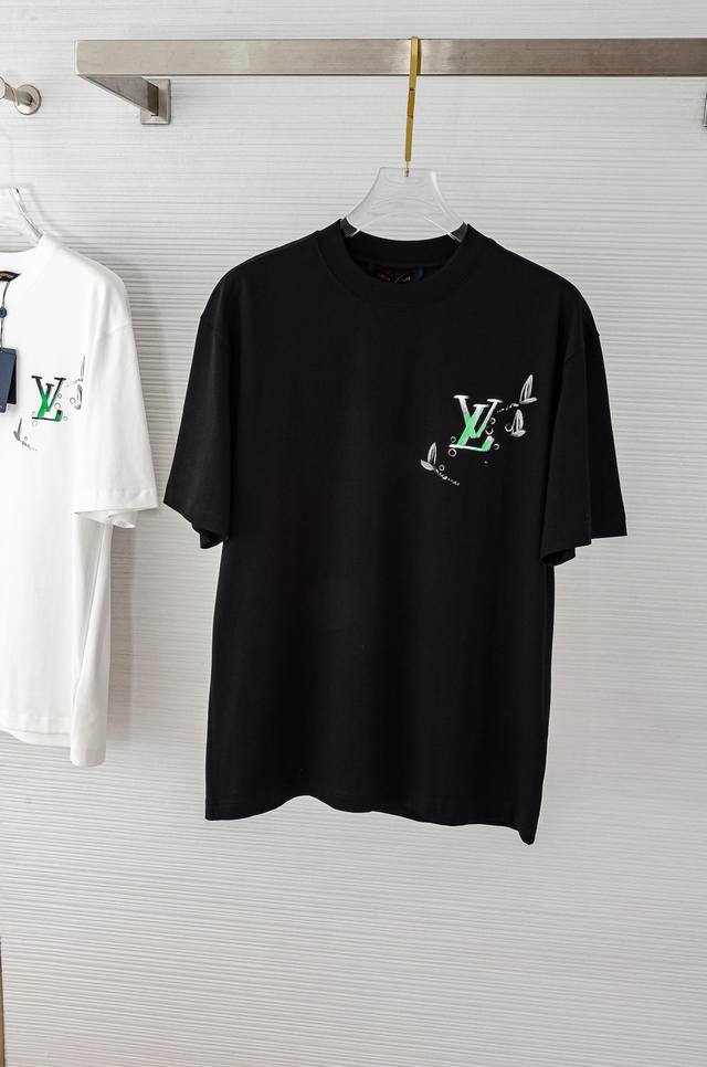 Lv25Ss新款短袖T恤#宽松版型不挑身材 搭配圆领设计 上身毫无束缚感，时尚经典圆领设计！高级定制百搭款式，任何人都可以轻松驾驭 采用顶级舒适透气面料！非常显