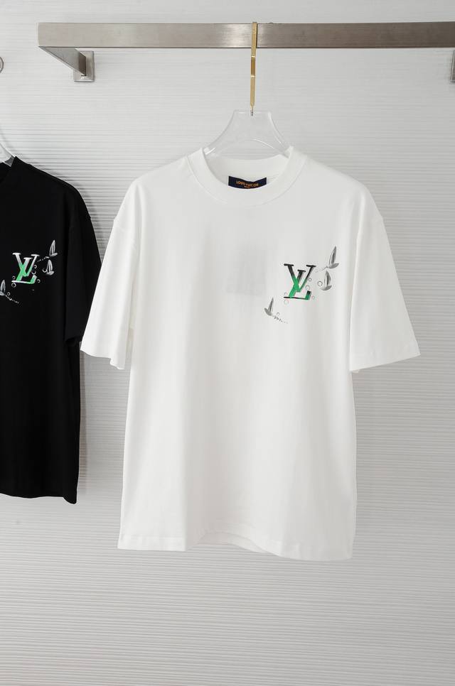 Lv25Ss新款短袖T恤#宽松版型不挑身材 搭配圆领设计 上身毫无束缚感，时尚经典圆领设计！高级定制百搭款式，任何人都可以轻松驾驭 采用顶级舒适透气面料！非常显