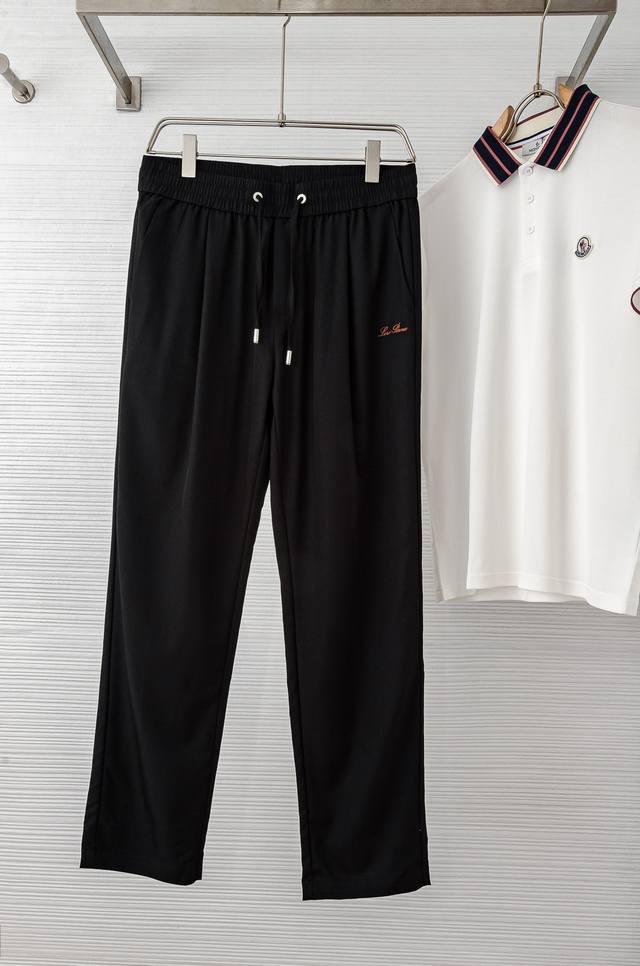 Loro Piana 2025新品天丝休闲裤 码数：M-Xxxl 长裤凝聚精裁工艺，以卓越非凡的版型和华贵创新的材质讲述传承与创新的故事。这款无褶长裤采用天丝面
