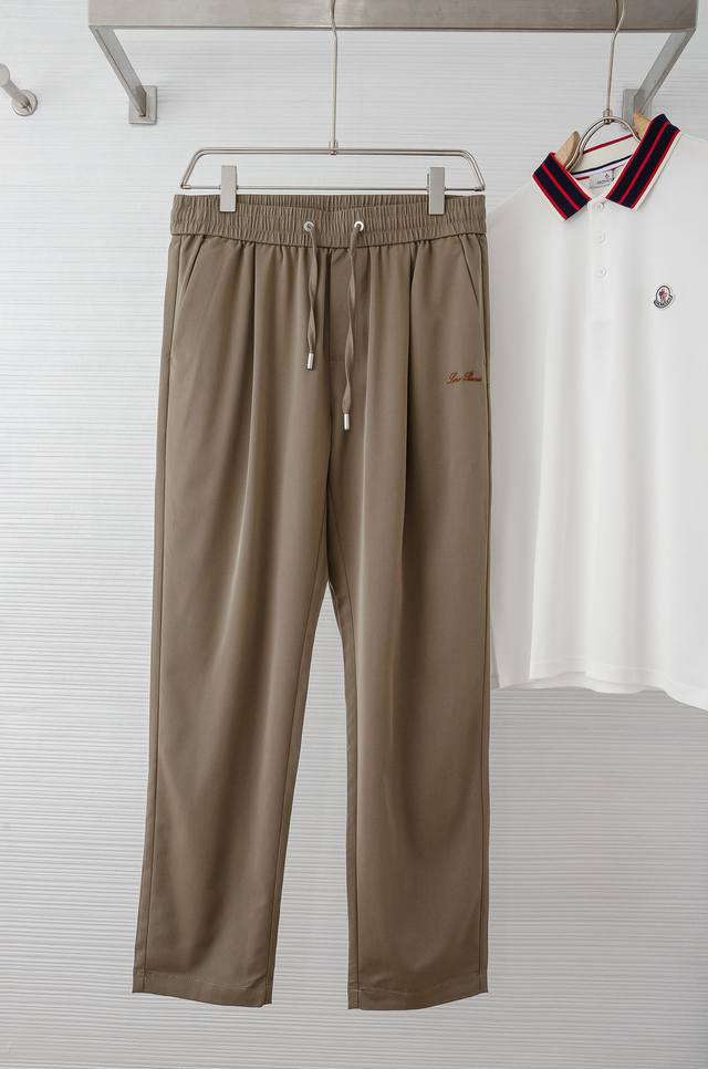 Loro Piana 2025新品天丝休闲裤 码数：M-Xxxl 长裤凝聚精裁工艺，以卓越非凡的版型和华贵创新的材质讲述传承与创新的故事。这款无褶长裤采用天丝面