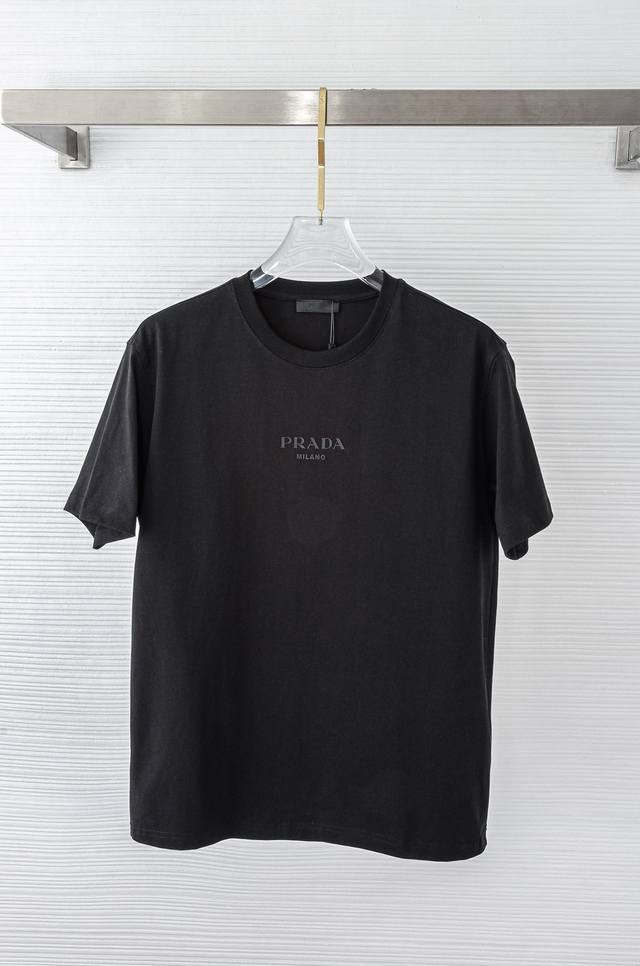 Prada 普拉达2025Ss春夏圆领短袖#顶级元素融合打造，经典短袖3标齐全，潮男时尚，无论是上身舒适度还是都是无可比拟的存在，可以说是夏日必备！100%棉手