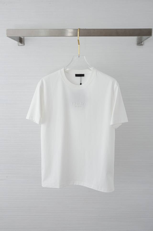 Prada 普拉达2025Ss春夏圆领短袖#顶级元素融合打造，经典短袖3标齐全，潮男时尚，无论是上身舒适度还是都是无可比拟的存在，可以说是夏日必备！100%棉手