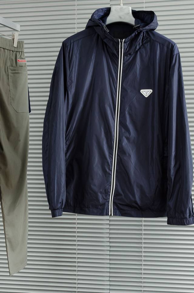 Prada 普拉达 专供新款原单薄款防晒衣外套# 夏季必备防晒服系列 渠道特供 高端货 简约经典大爆款 原版聚酯纤维创新科技面料 简洁利落又清爽商务，品质做工细