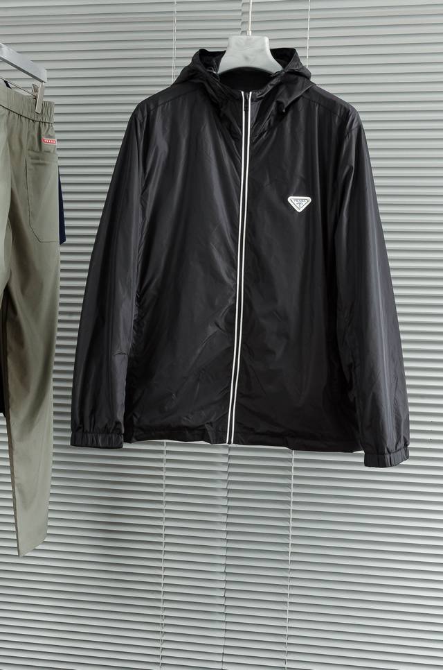 Prada 普拉达 专供新款原单薄款防晒衣外套# 夏季必备防晒服系列 渠道特供 高端货 简约经典大爆款 原版聚酯纤维创新科技面料 简洁利落又清爽商务，品质做工细