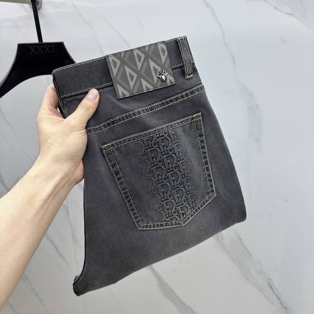 Dior 迪奥 高端定制、2025早春薄款最新款牛仔裤 柜台同步发售 小直筒版型，进口固色面料 原版定制复刻 客供五金辅料 原单品质 重工洗水 做工走线精细 上