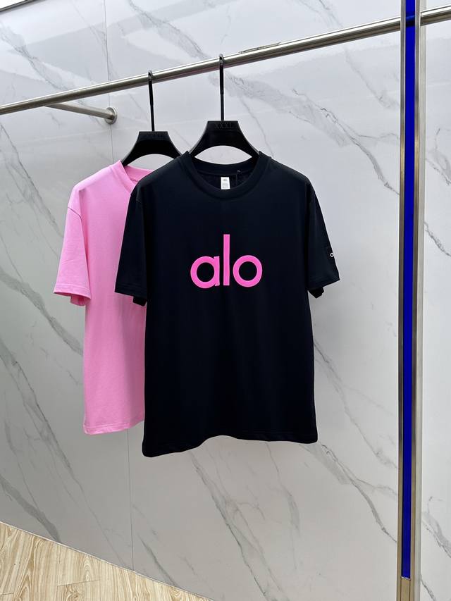 Alo 2025春夏新款首发专柜最新款短袖圆领T恤 高端订制 设计前卫时尚！品牌Logo重工艺设计 高端长绒棉面料.手感柔软.穿着舒适.专柜级别精致车线.做工精