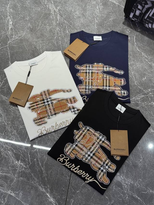 Bbr* 巴宝-莉25Ss新品短袖T恤！经典战马胸前经典巴宝莉格子色彩字母搭配.战马立体烫画.立体叠加烫钻.帅气时尚，简约百搭款。190G丝光棉面料棉 不仅挺括