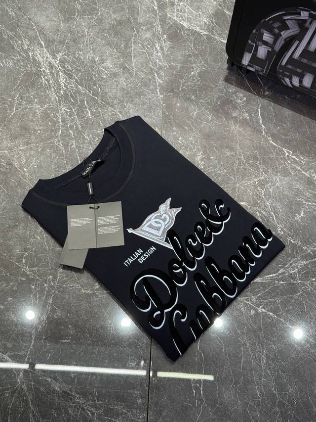 D&G* 杜嘉-班纳25S新款圆领T恤.原单推荐！男女同款！新品推荐.高端字母数码印花精致细腻，刺绣立体叠加工艺.品牌字母图形经典呈献.简直太完美了。情侣搭配效