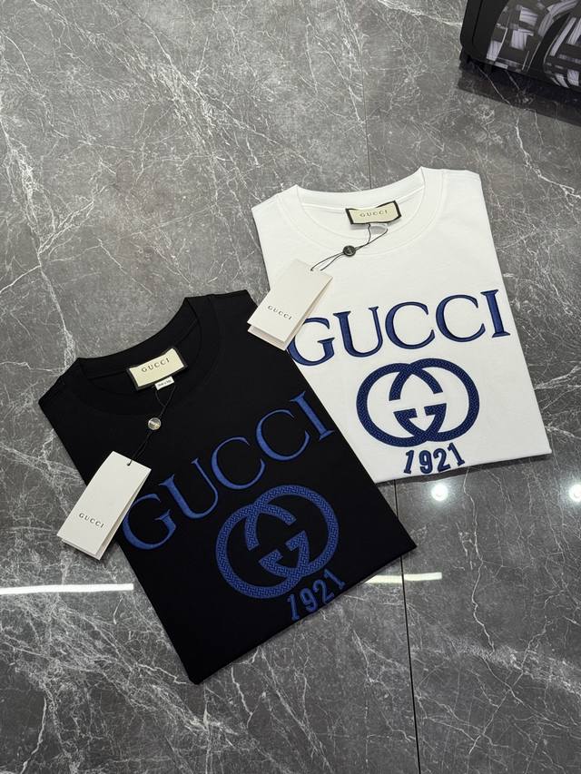 Gucc*I 25Ss春夏T恤新品！双G刺绣设计 订制云朵棉面料.手感柔软.穿着舒适.专柜级别精致车线. 上身效果无敌帅气！型男必备单品！ 颜色：黑色 白色 码