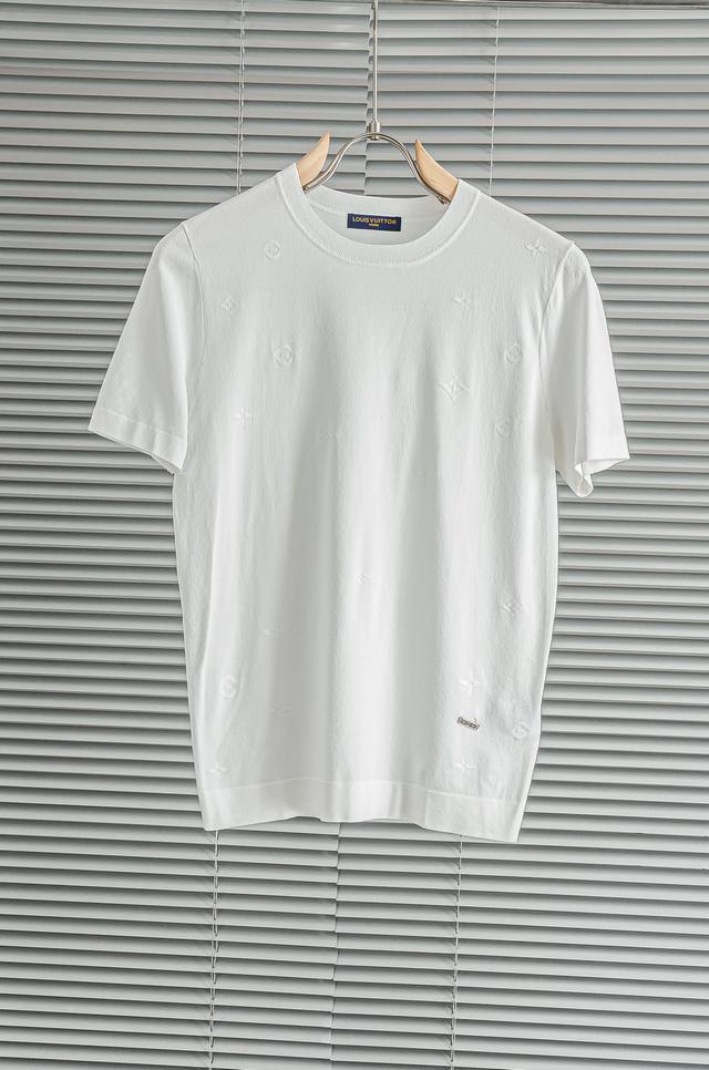 Lv 25Ss春夏新品 男士针织翻领短袖衫！采用纤维超细与高弹的伊力特纱线织造而成，质感与纹理都是超级的柔和，非常的轻薄柔软，手感极其的细腻丝滑，纱线越细做工就