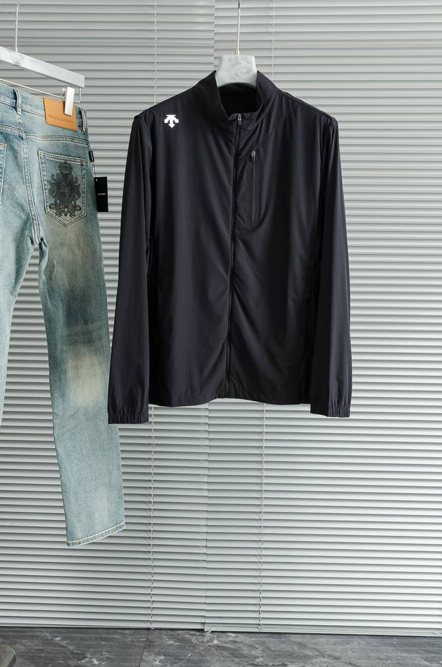 迪桑特 Descente2025男士夹克防晒服#全新户外轻薄防晒外套上线，整体超前时髦的设计，打破设计师以往的传统风格面料采用100%聚酯纤维成分打造，手感轻薄